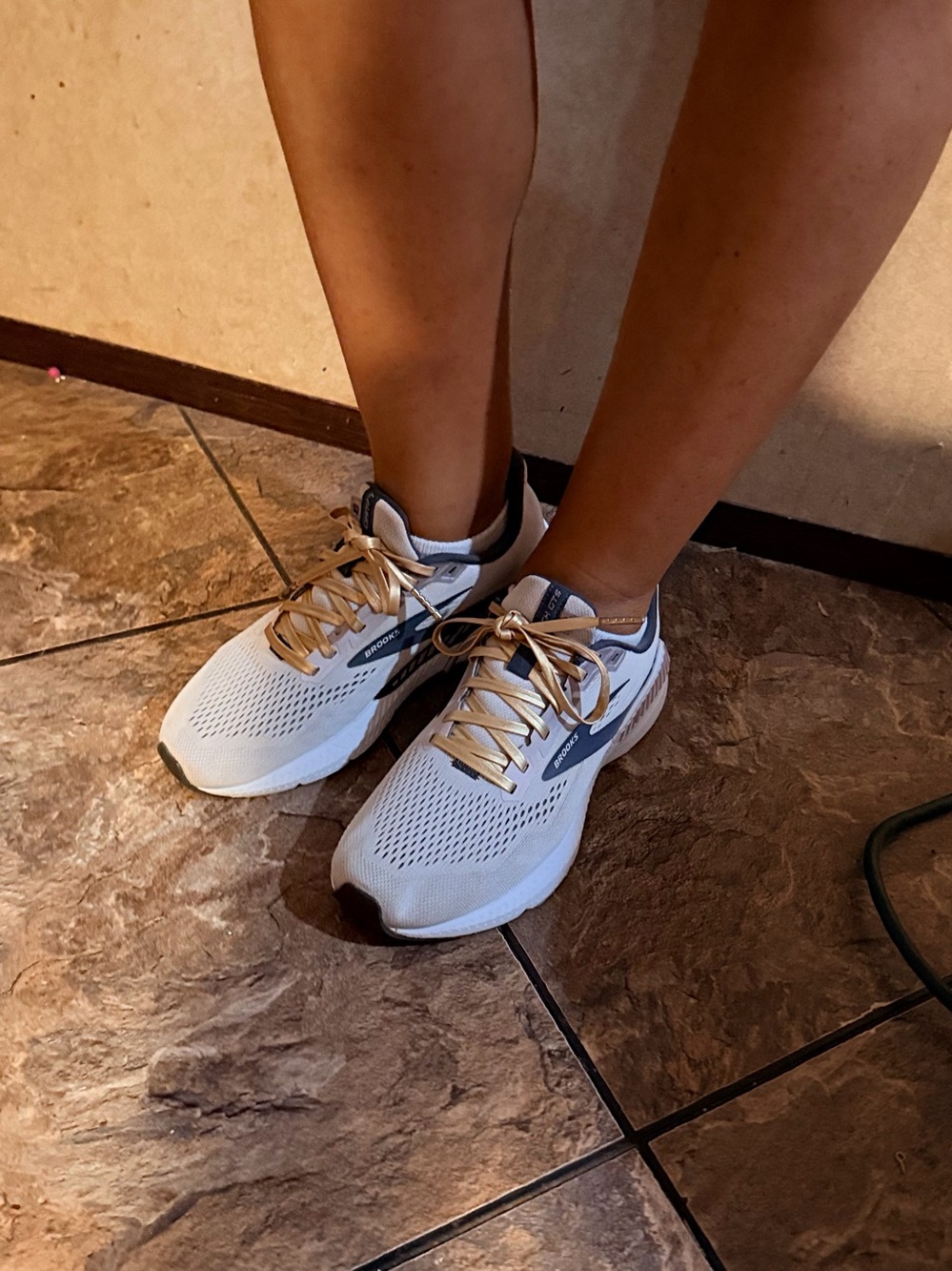 Brooks Adrenaline GTS 23 Womens sz 8 .5 Running Shoes Gold Laces